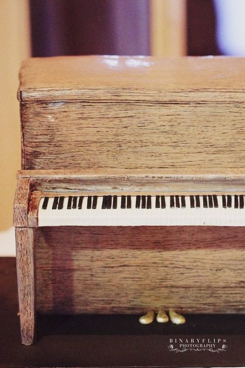 Piano grooms cake